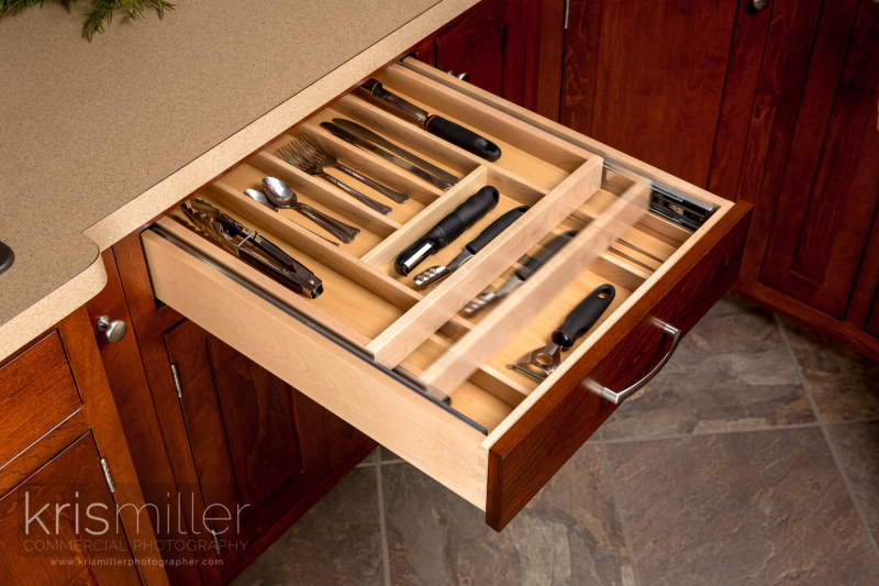 Squeeze-Drawer-Release-No-Hand-WEB